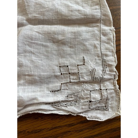 White embroidered handkerchiefs - Picture 13 of 16